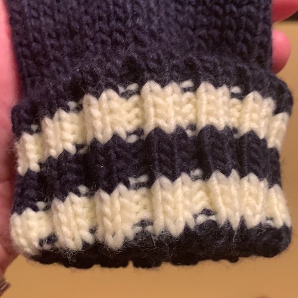 NWOT Knitted Canucks Mittens - Picture 5 of 7
